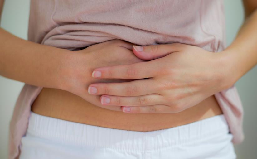 La donna soffre per i dolori mestruali quanto chi ha un infarto Il ventre dolorante di una donna con dolori mestruali