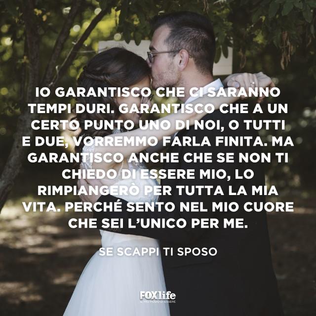 Frase Se scappi ti sposo Ragazza tiene le braccia intorno al collo del ragazzo