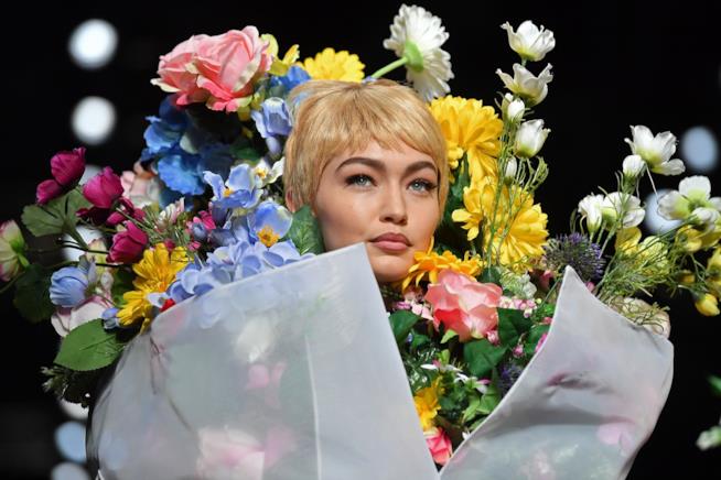 La sfilata di Moschino alla MFW La sfilata di Moschino: Gigi Hadid tra i fiori