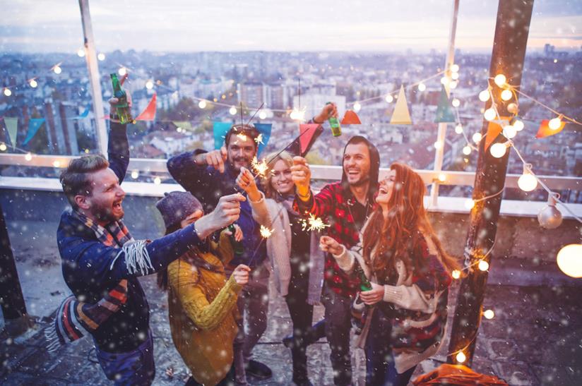 Capodanno con gli amici Amici che festeggiano Capodanno