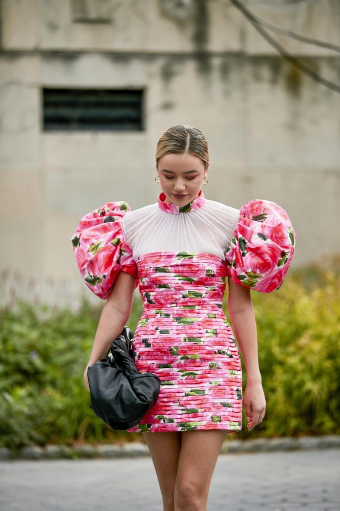 Abito a fiori con maniche a sbuffo e max pochette Abito a fiori con maniche a sbuffo e max pochette allo Street Style delal MFW