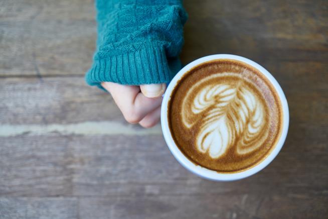 Frasi buon sabato Mano di donna con una tazza di cappuccino