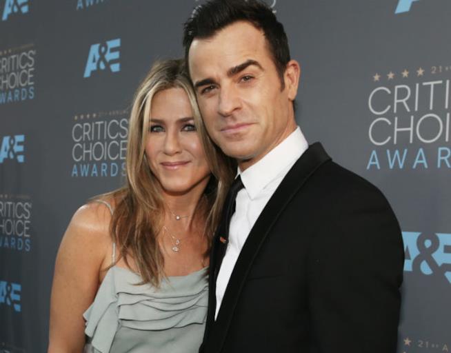 Justin Theroux con la moglie Jennifer Aniston Gli attori Jennifer Aniston e Justin Theroux
