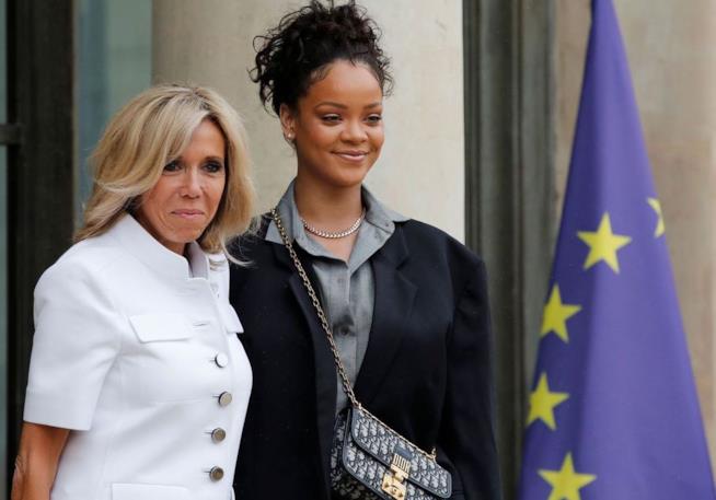 Rihanna è stata ricevuta all'Eliseo da Brigitte Macron e il Presidente francese Rihanna e Brigitte Macron