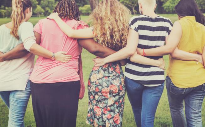 Le donne sono sempre sottoposte ai giudizi altrui Donne girate di spalle che si abbracciano