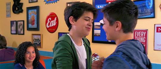 Andi Mack Due adolescenti si abbracciano in Andi Mack