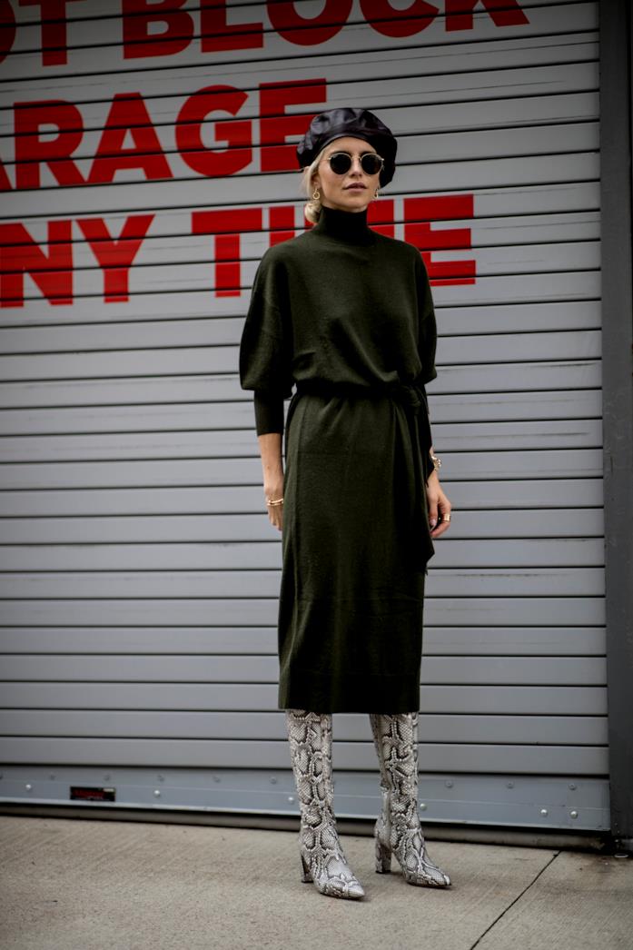 Caroline Daur indossa stivali pitonati Caroline Daur indossa stivali pitonati durante la NYFW