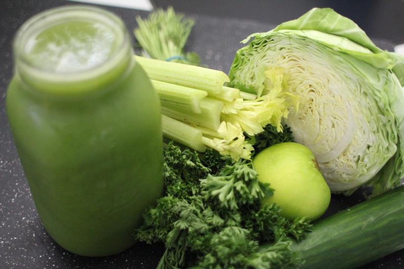 Sedano ed altre verdure Gli ingredienti per un succo di verdure e frutta