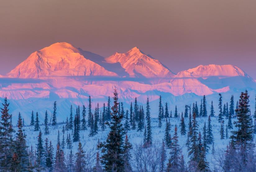 Il Monte Denali, la cima più alta del continente nordamericano Paesaggio dell'Alaska, con vista del Monte Denali