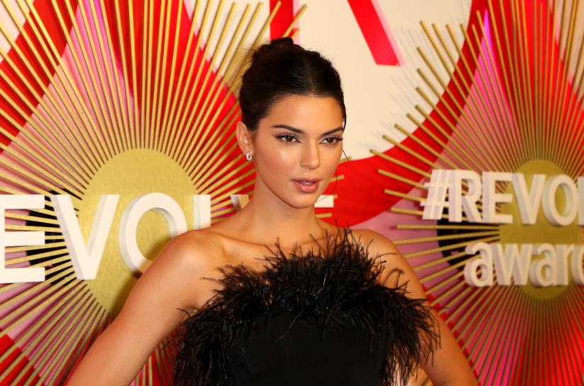 #BottleCapChallenge, la sfida social dell'estate 2019 La supermodella Kendall Jenner