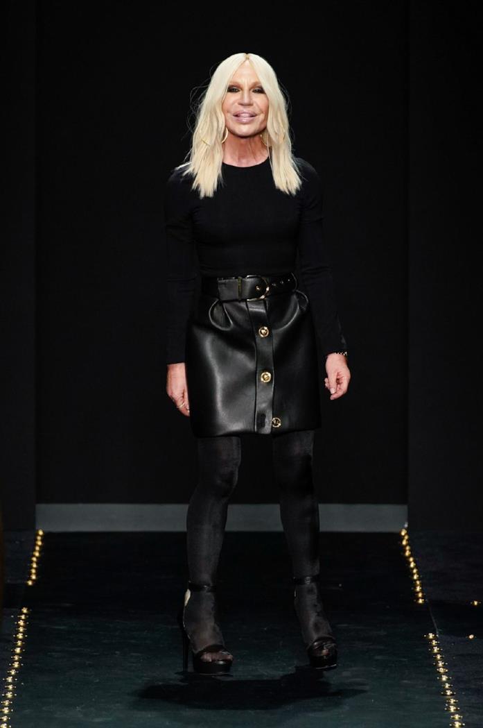 La stilista saluta il pubblico con un look total black La Versace dopo la sfilata
