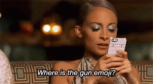 Scrivere messaggi con emoji Una ragazza sta mandando messaggi su whatsapp con le emoji