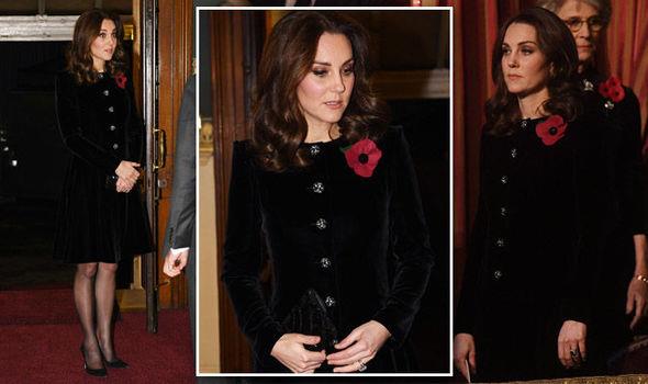 Kate Middleton con un cappotto in velluto La duchessa di Cambridge con un cappotto in velluto blu