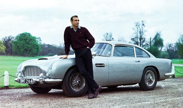 Aston Martin Lego James Bond davanti all'Aston Martin