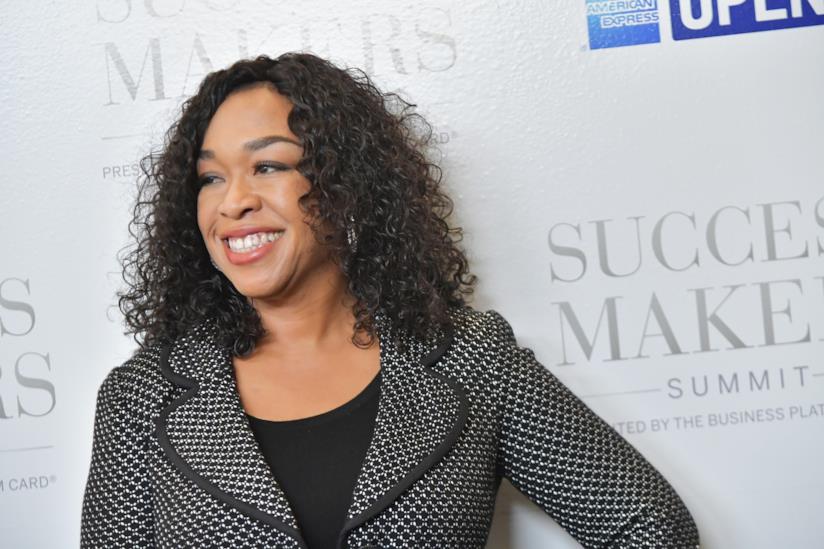 Shonda Rhimes confessa perché odia che le venga sottolineato che le donne dei suoi show sono forti e intelligenti La produttrice Shonda Rhimes