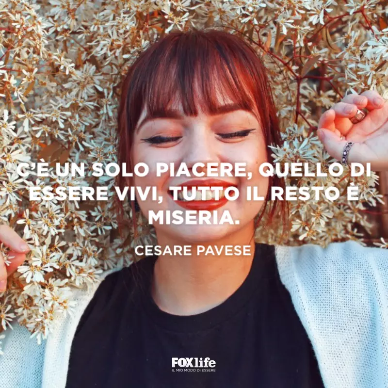 Frase vivere Primo piano di ragazza che sorride