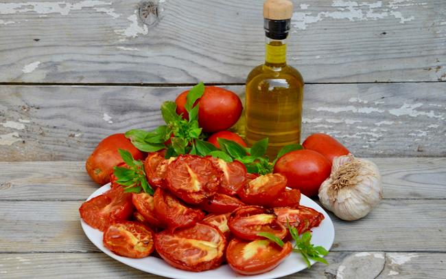 Pomodori confit: la ricetta con olio, zucchero di canna e erbe aromatiche Pomodori confit