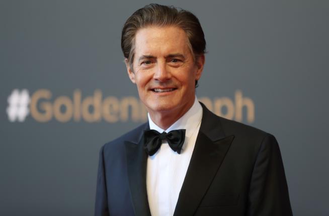 Kyle Maclachlan e quella scena hot in Twin Peaks Kyle Maclachlan sorridente in giacca e farfallino