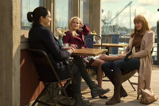 Big Little Lies e il successo ai Golden Globe Madeline, Jane e Celeste chiacchierano al bar