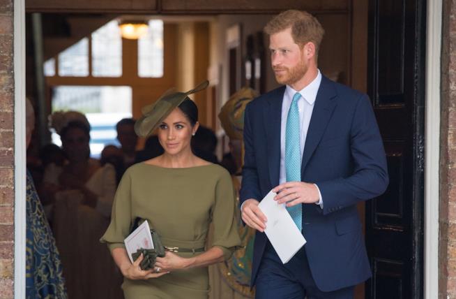 Harry e Meghan si sfiorano al battesimo Harry e Meghan al battesimo di Louis