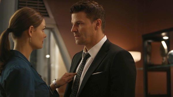 Bones: Booth e Brennan in una scena Bones: una scena tra Booth e Brennan