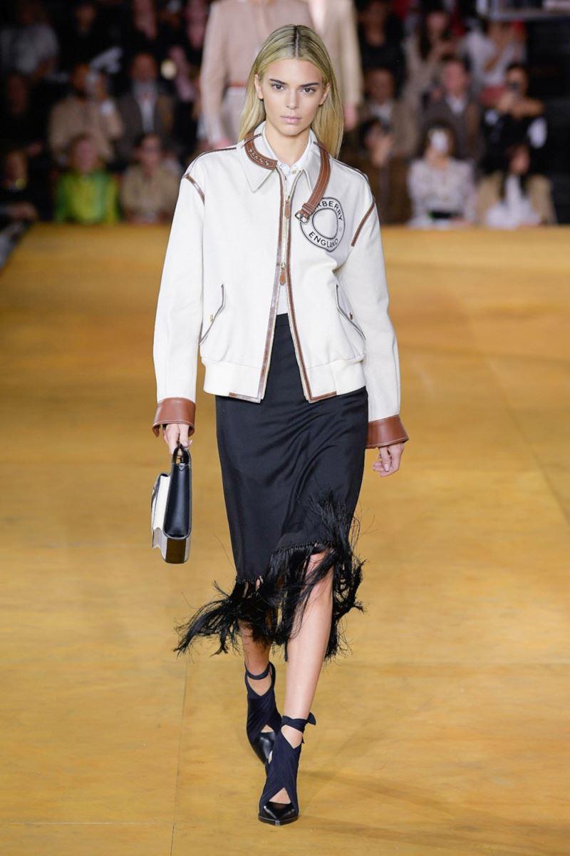 Primavera Estate 2020 BURBERRY London Kendall Jenner sfila per BURBERRY Primavera Estate 2020 Londra