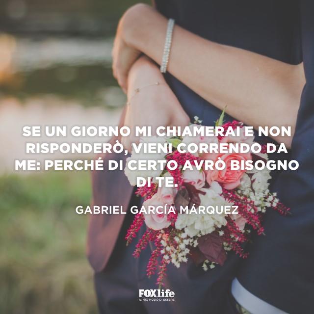 Frase Marquez sulla mancanza Dettaglio di bracia di uomo e donna strette