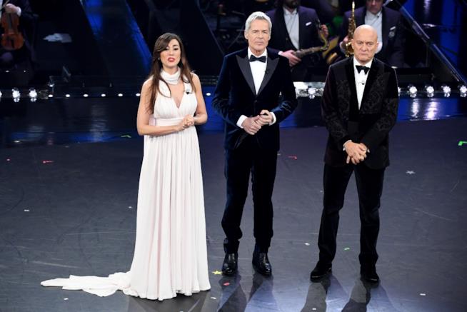 Virginia Raffaele in un abito da dea greca per la terza serata di Sanremo