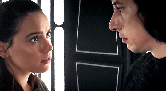 Daisy Ridley e Adam Driver in una scena in ascensore nel ottavo episodio della saga di Star Wars Kylo e rRey discutono in Star Wars: Gli ultimi Jedi