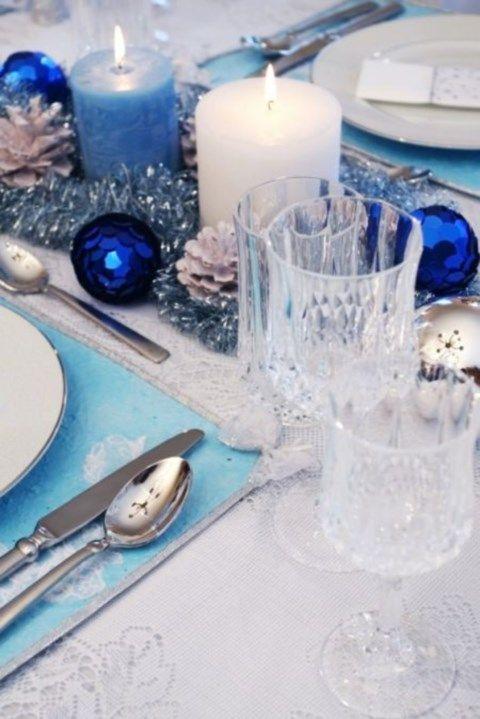 Centrotavola con candele bianche e blu Centrotavola di Natale