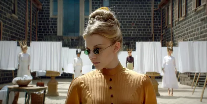 Picnic ad Hanging Rock Una scena di Picnic ad Hanging Rock con occhiali da sole