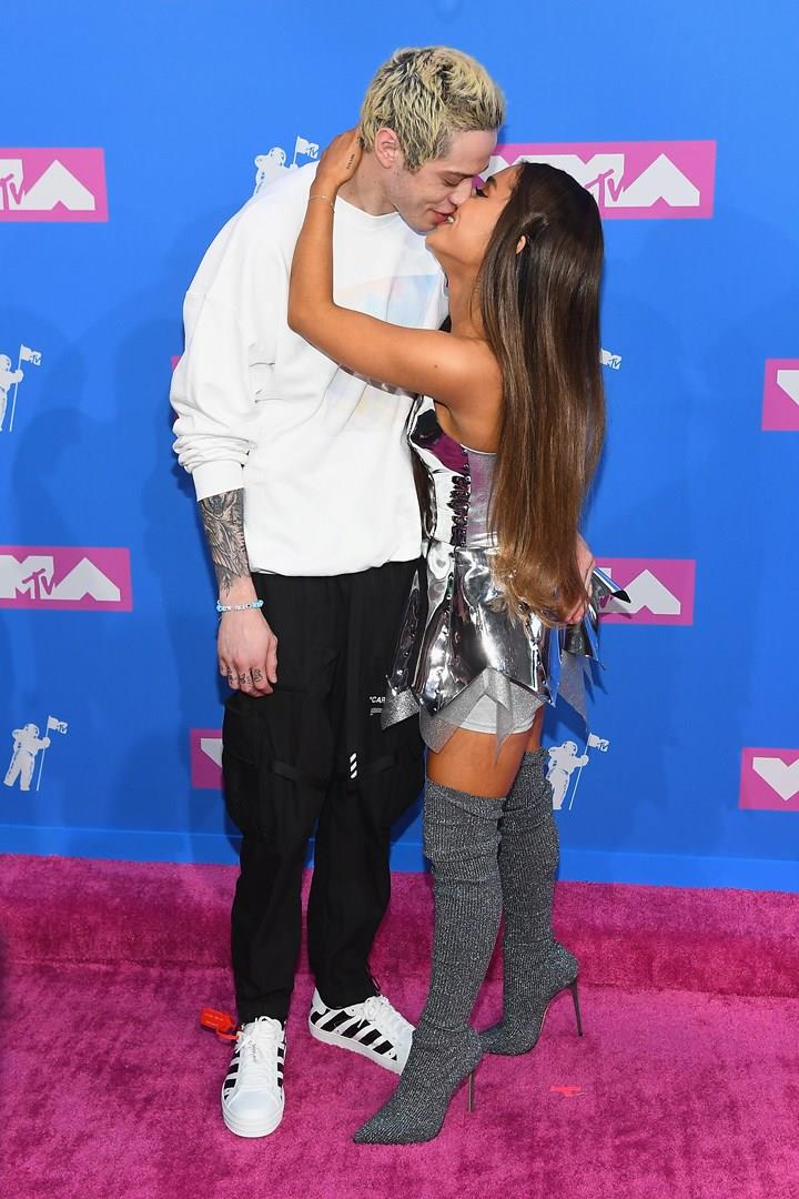 Pete Davdison e Ariana Grande Pete Davdison e Ariana Grande si scambiano un bacio su un red carpet