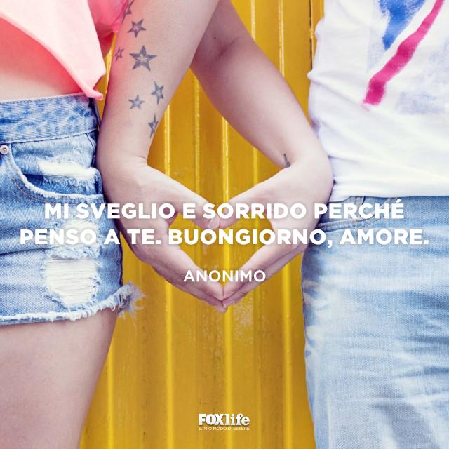 Mi sveglio e sorrido Mani di uomo e donna unite