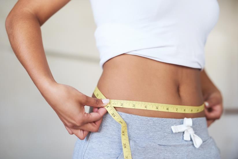 Dieta della dopamina Ragazza si misura la vita con il centimetro