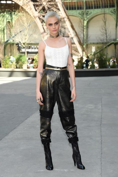 Il look androgino di Cara Delevingne alla sfilata Chanel