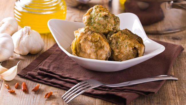 Ricette pasquali: i carciofi ripieni con acciughe, pangrattato e capperi Ricette pasquali: i carciofi ripieni