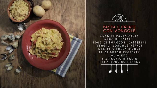 Pasta e patate con vongole, datterini e peperoncino fresco Pasta e patate con le vongole