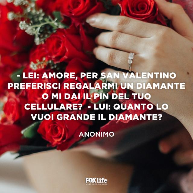 San Valentino frase sui diamanti Mano di donna intorno a un mazzo di rose
