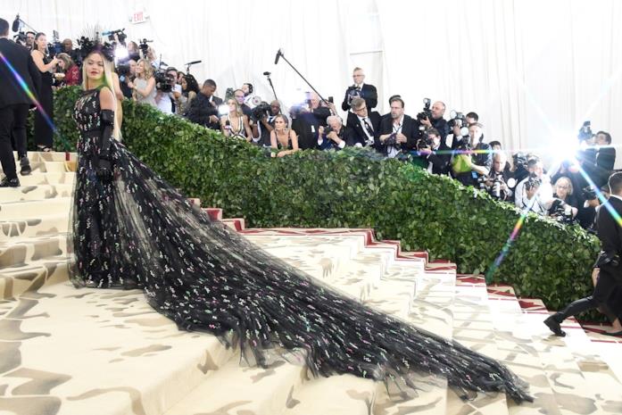 Rita Ora, in posa per il Met Gala 2018 Met Gala 2018: la modella Rita Ora in posa con il suo abito