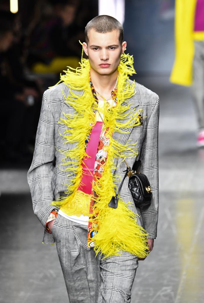 Men's Fall/Winter 2019/20 Versace fashion shows a Milano Modello che sfila al Men's Fall/Winter 2019/20 Versace fashion shows a Milano