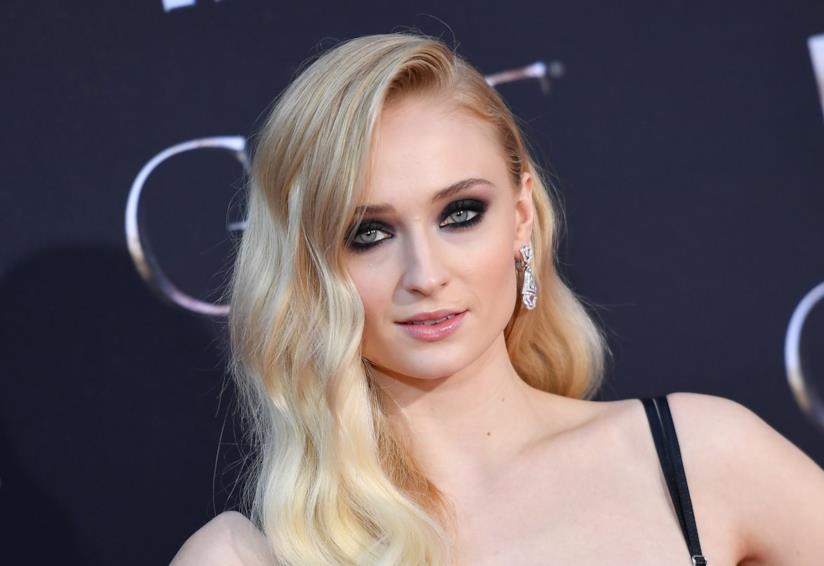 Game of Thrones, Sophie Turner rivela il finale con un tatuaggio Sophie Turner