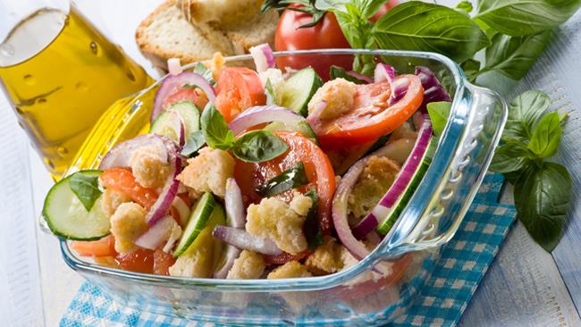 Panzanella romana: la ricetta con pomodori, pane raffermo e cipolla rossa Panzanella romana