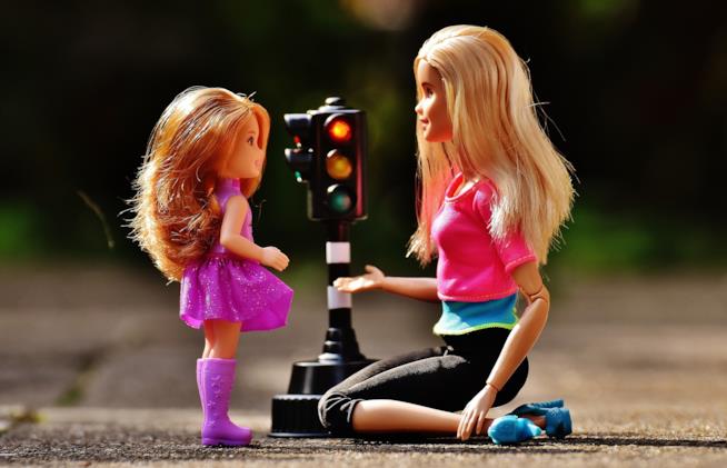 Le nuove Barbie con sedia a rotelle e protesi Barbie