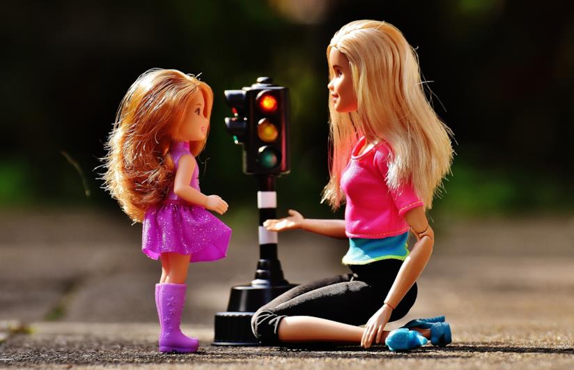 Le nuove Barbie con sedia a rotelle e protesi Barbie