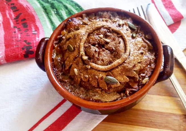 Pasticcio con petto di pollo e verdure Tortino con semi in ciotola di terracotta