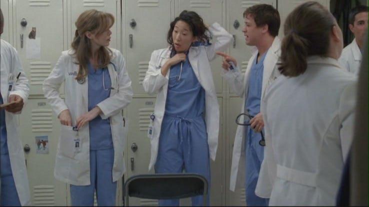 Una scena dal pilot di Grey's Anatomy con Meredith, Cristina e George Meredith, Cristina e George davanti gli armadietti nel pilot di Grey's Anatomy