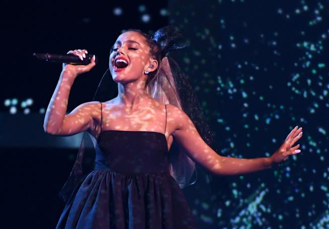 Ariana Grande posa per la copertina di Vogue Ariana Grande