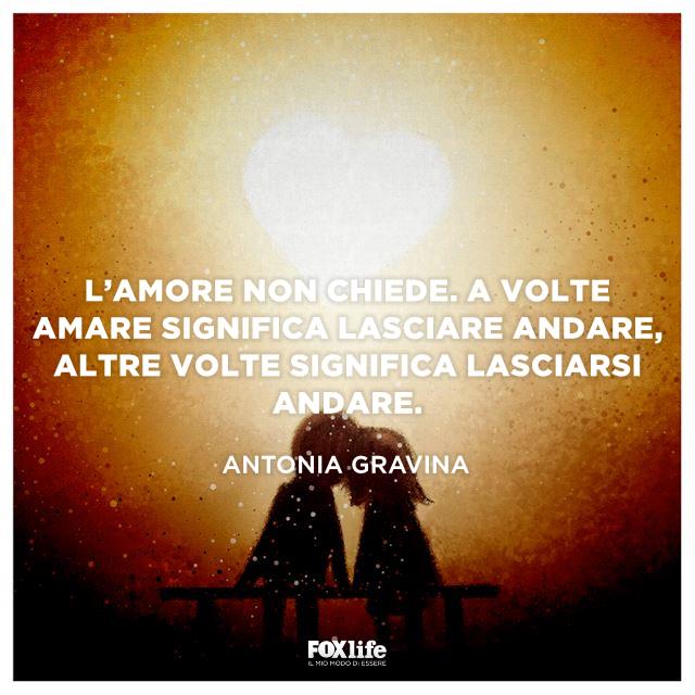Citazione Gravina Illustrazione di due ragazzi seduti mano nella mano