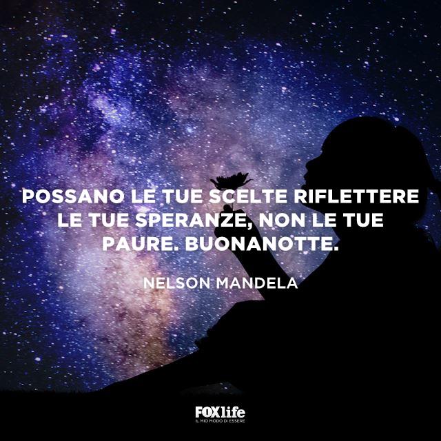 Citazione di Nelson Mandela Ragazza seduta in un paesaggio notturno in controluce