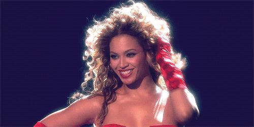 Beyoncé con i capelli che fluttuano al vento La chioma di Beyoncé